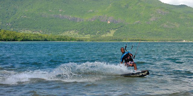 Kitesurfing mauritius kite lessons black river (8)